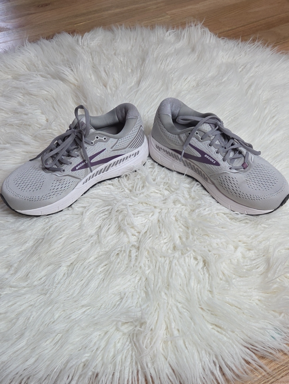 Brooks Ariel Women's Light Gray Running Sneakers with Purple Detail Sz 10.5